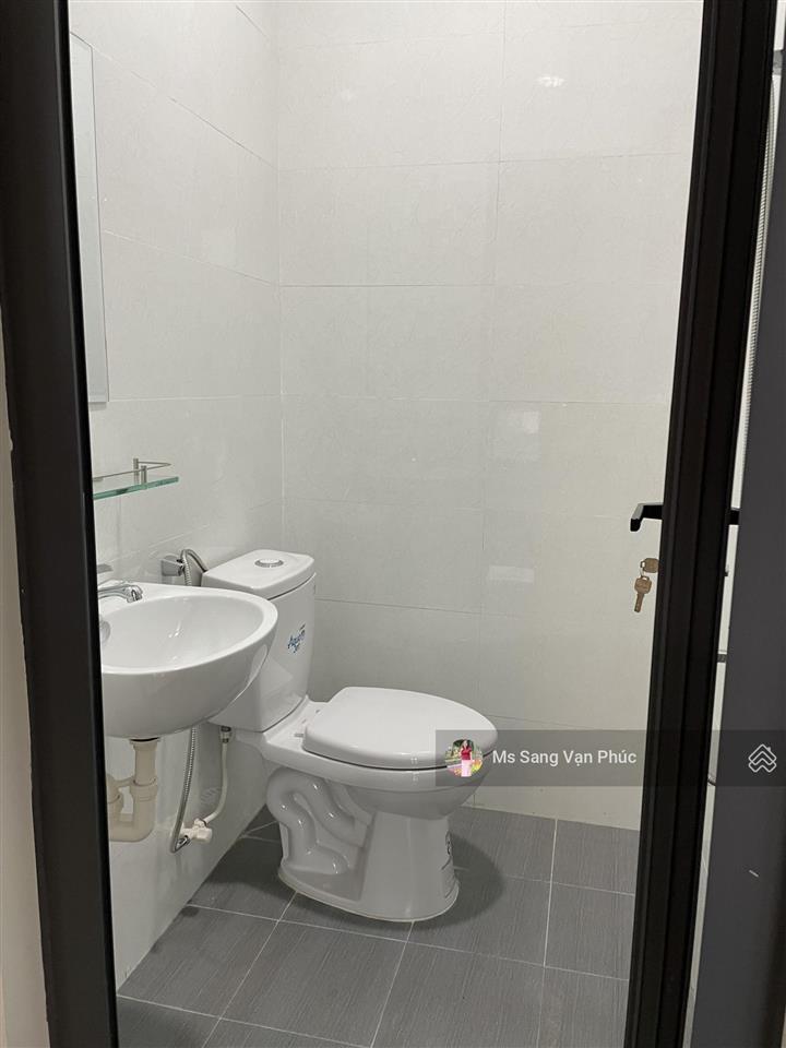 Căn góc 350m2, hầm + 4 tầng ở vạn phúc. vị trí đẹp, sàn trống, máy lạnh, thang máy. giá 43 triệu