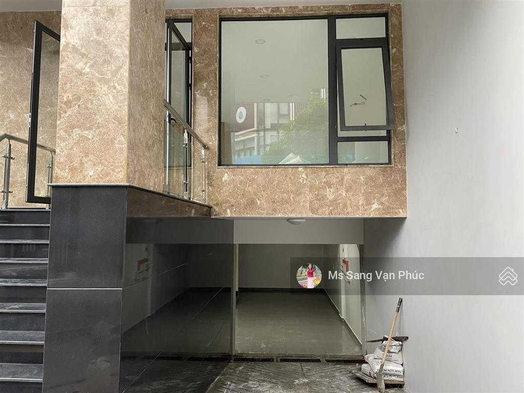 Căn góc 350m2, hầm + 4 tầng ở vạn phúc. vị trí đẹp, sàn trống, máy lạnh, thang máy. giá 43 triệu