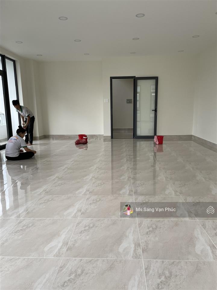 Căn góc 350m2, hầm + 4 tầng ở vạn phúc. vị trí đẹp, sàn trống, máy lạnh, thang máy. giá 43 triệu