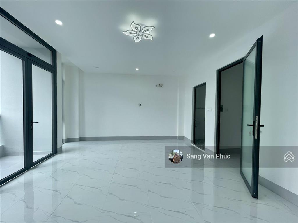 Văn phòng 35m² vạn phúc city, ban công, thang máy, máy lạnh, wc riêng, hầm xe. giá chỉ 7 tr/tháng
