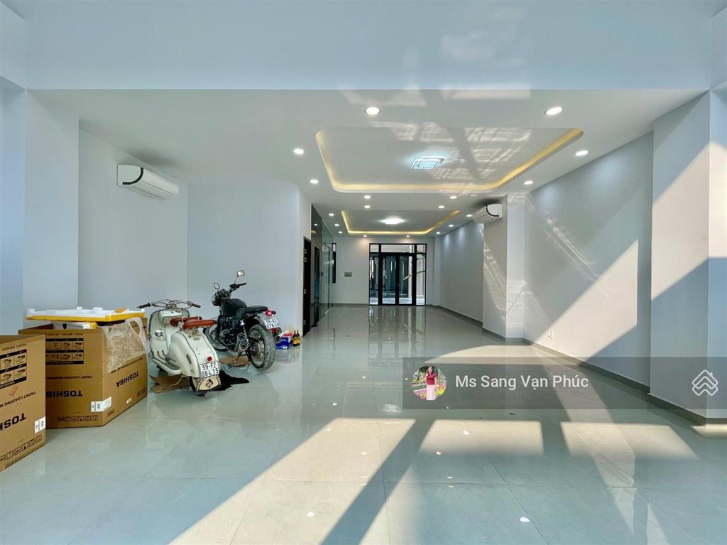 Tầng trệt 7x20m vạn phúc city có máy lạnh, thang máy, hầm xe, đường 30m, vị trí đẹp. giá 19,5tr