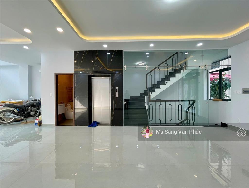 Tầng trệt 7x20m vạn phúc city có máy lạnh, thang máy, hầm xe, đường 30m, vị trí đẹp. giá 19,5tr