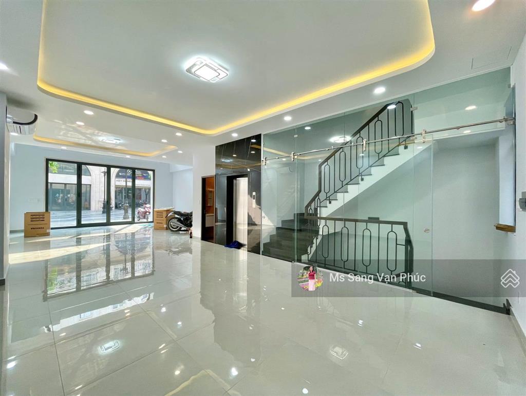 Tầng trệt 7x20m vạn phúc city có máy lạnh, thang máy, hầm xe, đường 30m, vị trí đẹp. giá 19,5tr