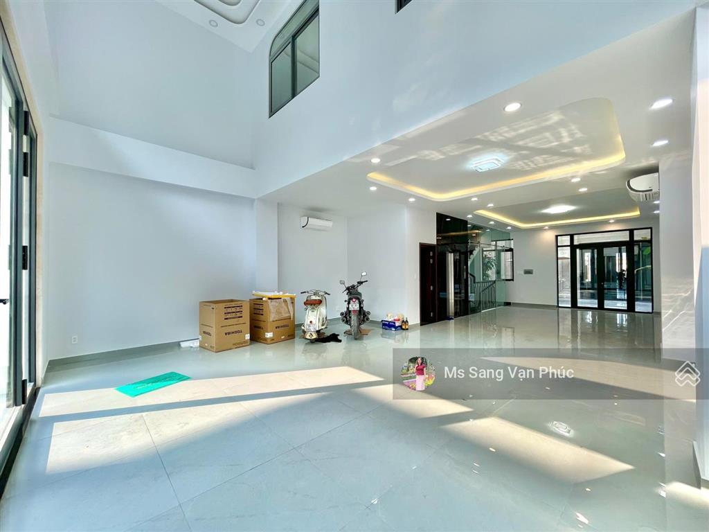 Tầng trệt 7x20m vạn phúc city có máy lạnh, thang máy, hầm xe, đường 30m, vị trí đẹp. giá 19,5tr