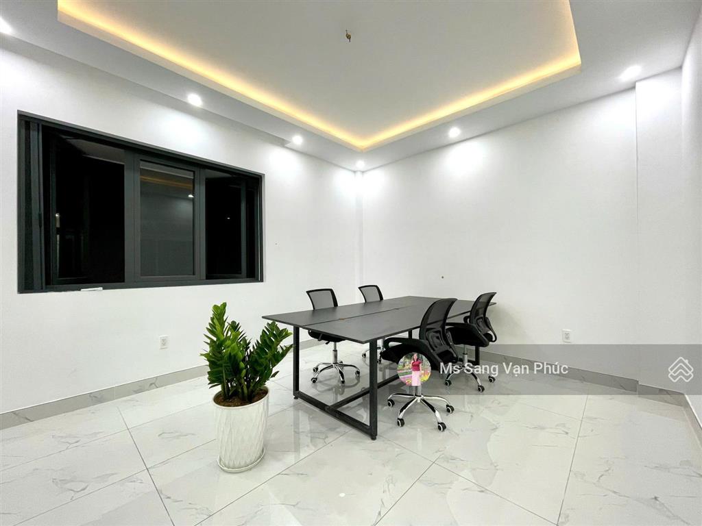 Cho thuê văn phòng 30m2 ở vạn phúc. nội thất đẹp, thang máy, máy lạnh, wc riêng, hầm xe. giá 5.5 tr
