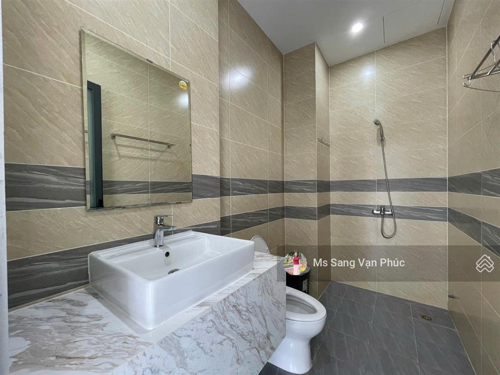 Cho thuê văn phòng 30m2 ở vạn phúc. nội thất đẹp, thang máy, máy lạnh, wc riêng, hầm xe. giá 5.5 tr