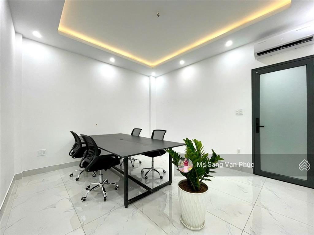 Cho thuê văn phòng 30m2 ở vạn phúc. nội thất đẹp, thang máy, máy lạnh, wc riêng, hầm xe. giá 5.5 tr