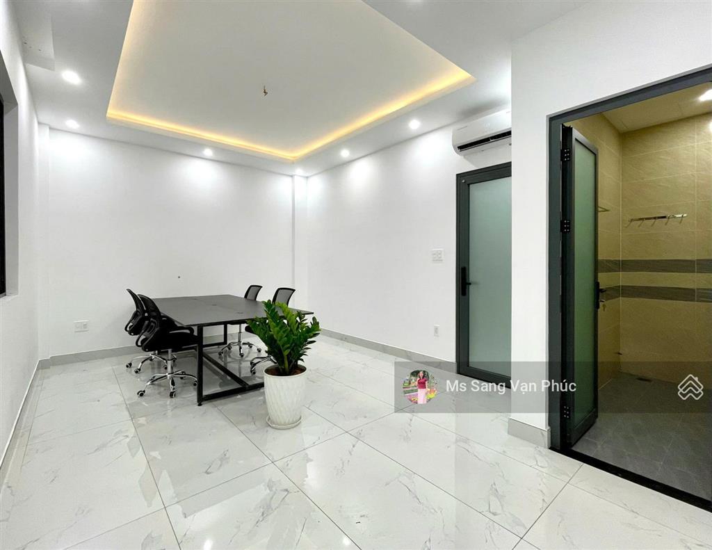 Cho thuê văn phòng 30m2 ở vạn phúc. nội thất đẹp, thang máy, máy lạnh, wc riêng, hầm xe. giá 5.5 tr