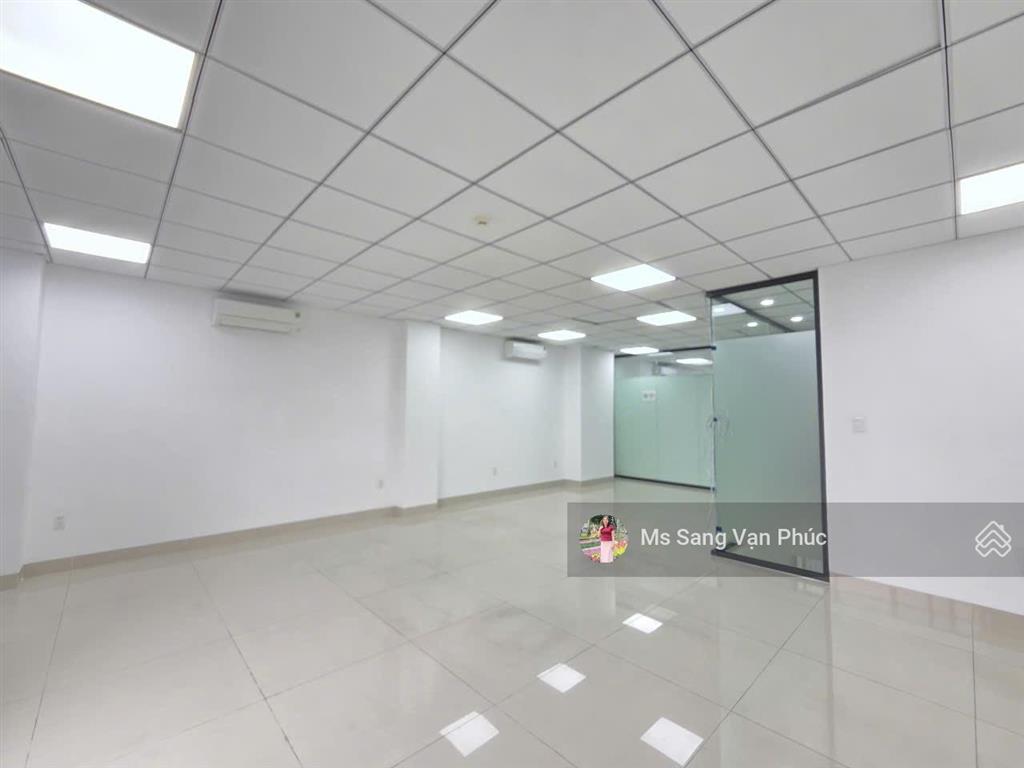 Cho thuê văn phòng 100m2  vạn phúc. sàn ngăn 2 phòng, máy lạnh, thang máy, hầm xe. giá chỉ 14tr