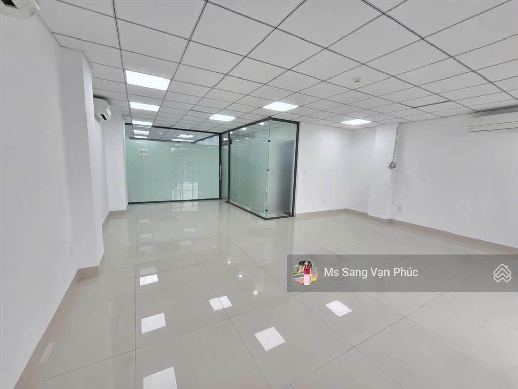 Cho thuê văn phòng 100m2  vạn phúc. sàn ngăn 2 phòng, máy lạnh, thang máy, hầm xe. giá chỉ 14tr