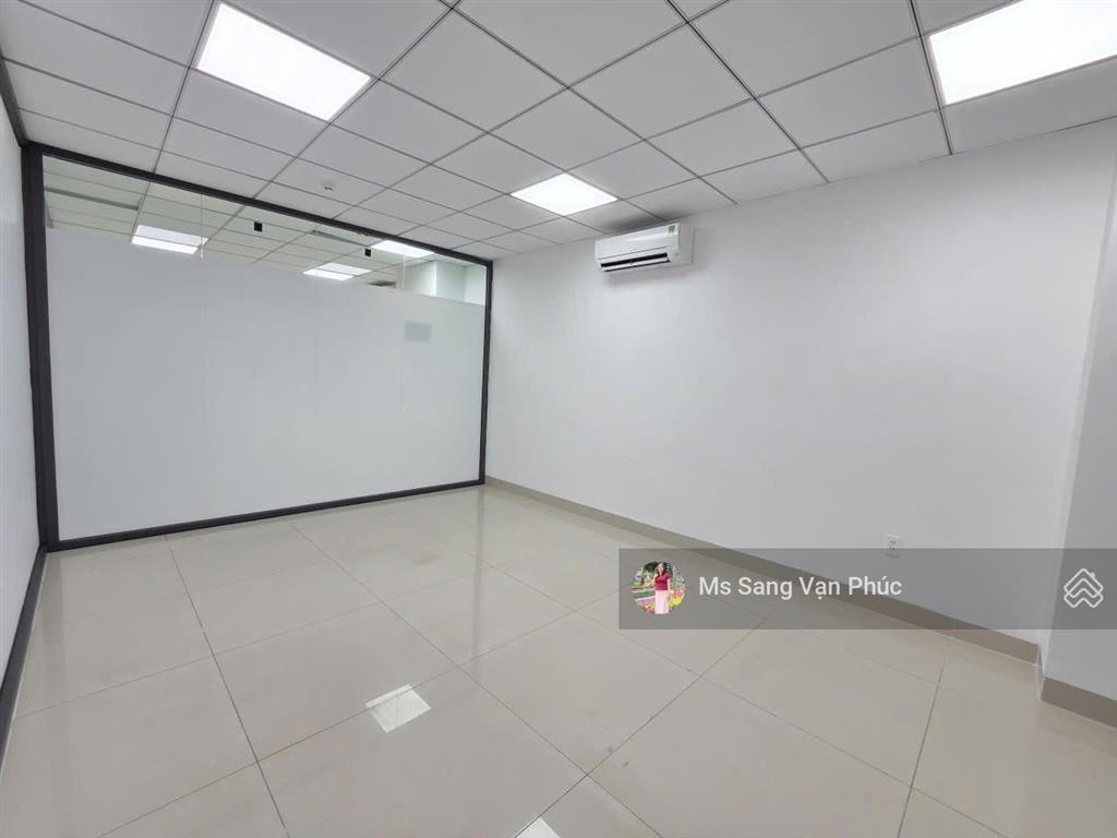Cho thuê văn phòng 100m2  vạn phúc. sàn ngăn 2 phòng, máy lạnh, thang máy, hầm xe. giá chỉ 14tr