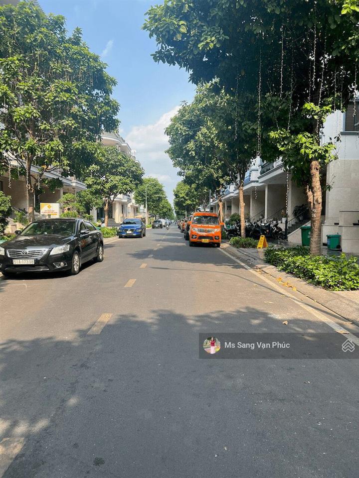 Cho thuê văn phòng 100m2  vạn phúc. sàn ngăn 2 phòng, máy lạnh, thang máy, hầm xe. giá chỉ 14tr