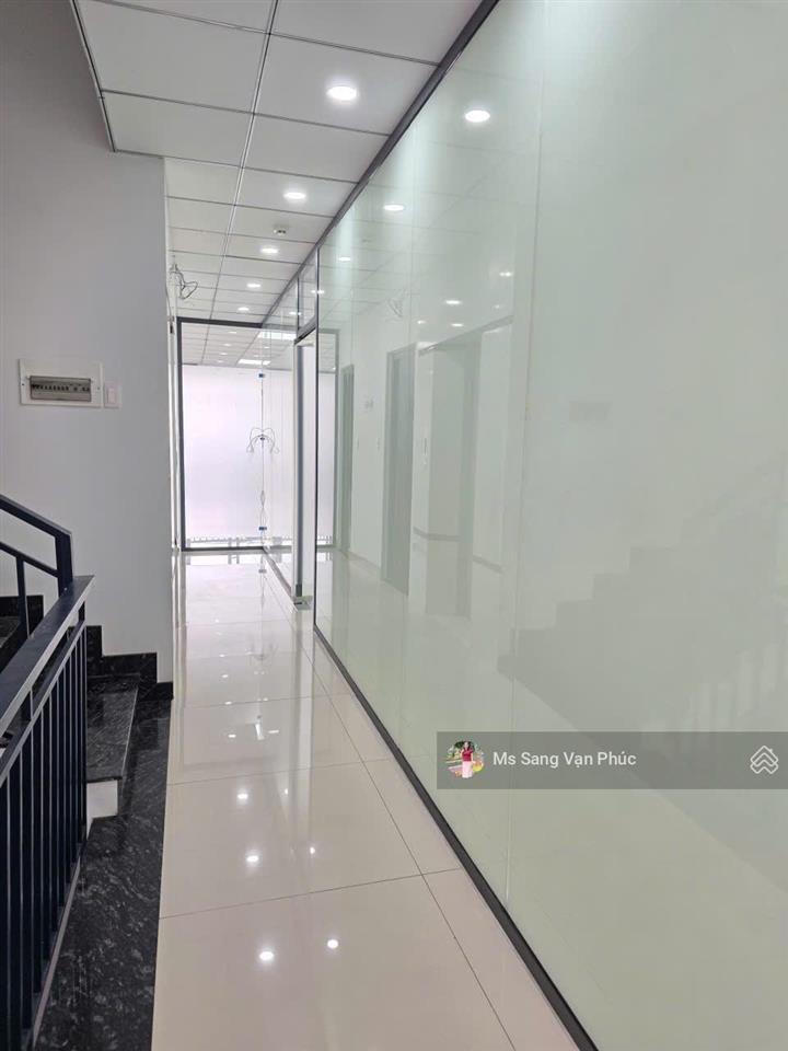 Cho thuê văn phòng 100m2  vạn phúc. sàn ngăn 2 phòng, máy lạnh, thang máy, hầm xe. giá chỉ 14tr