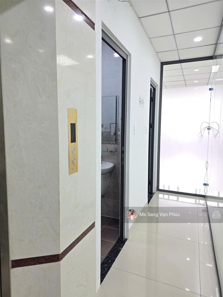 Cho thuê văn phòng 100m2  vạn phúc. sàn ngăn 2 phòng, máy lạnh, thang máy, hầm xe. giá chỉ 14tr