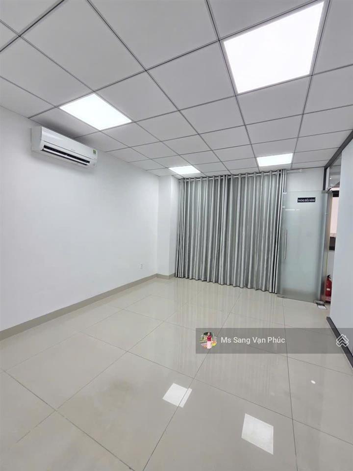 Cho thuê văn phòng 100m2  vạn phúc. sàn ngăn 2 phòng, máy lạnh, thang máy, hầm xe. giá chỉ 14tr