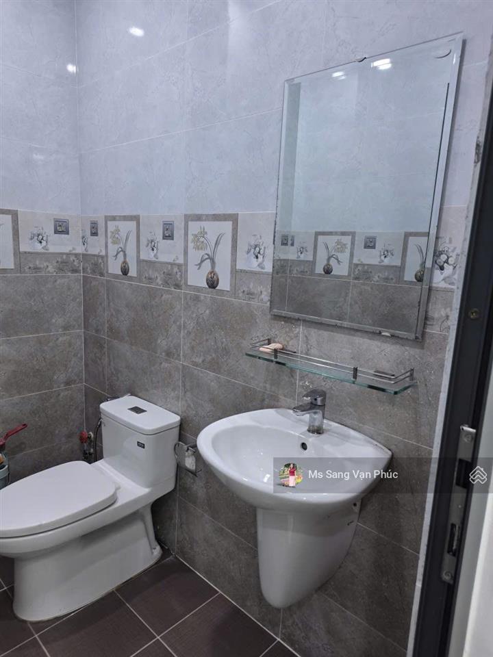 Cho thuê văn phòng 100m2  vạn phúc. sàn ngăn 2 phòng, máy lạnh, thang máy, hầm xe. giá chỉ 14tr
