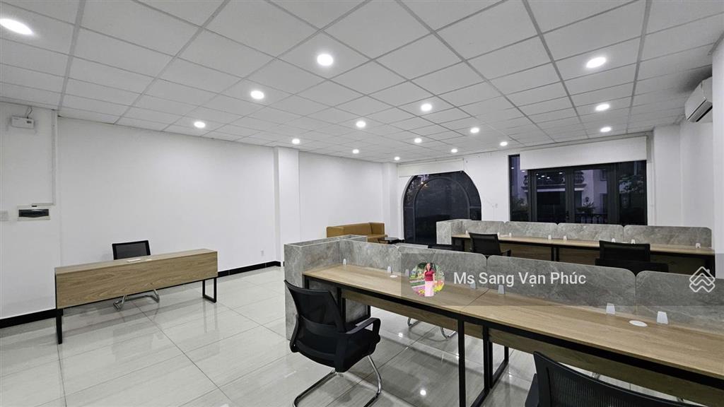 Văn phòng 100m2  vạn phúc. ngăn 2 phòng, full nội thất, thang máy, hầm xe, xuất vat. giá chỉ 15tr