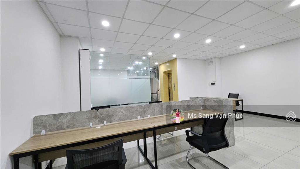 Văn phòng 100m2  vạn phúc. ngăn 2 phòng, full nội thất, thang máy, hầm xe, xuất vat. giá chỉ 15tr