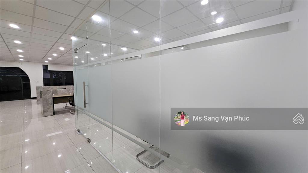 Văn phòng 100m2  vạn phúc. ngăn 2 phòng, full nội thất, thang máy, hầm xe, xuất vat. giá chỉ 15tr