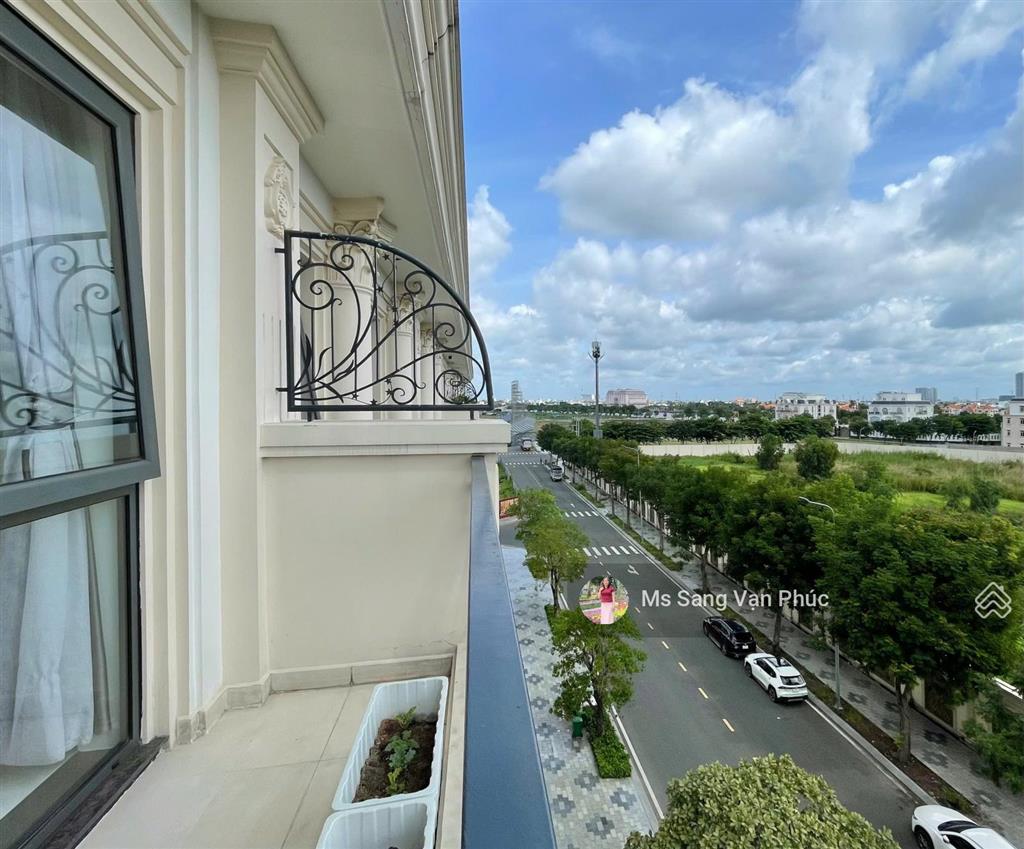 Căn hộ studio 35m2  ban công  phố đi bộ  vạn phúc. full nội thất, thang máy, hầm xe. giá 7.5 tr