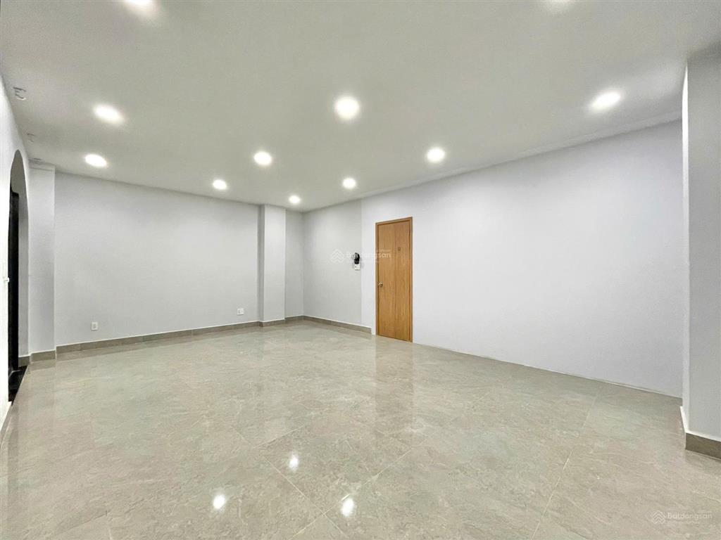 Cho thuê văn phòng 40m2  vạn phúc. ban công lớn, thang máy, máy lạnh, wc ngoài, hầm xe. giá 8,5 tr