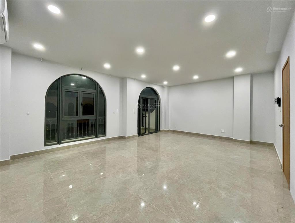 Cho thuê văn phòng 40m2  vạn phúc. ban công lớn, thang máy, máy lạnh, wc ngoài, hầm xe. giá 8,5 tr