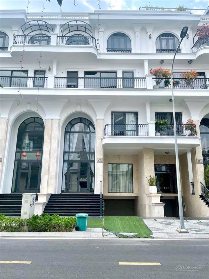 Cho thuê văn phòng 40m2  vạn phúc. ban công lớn, thang máy, máy lạnh, wc ngoài, hầm xe. giá 8,5 tr