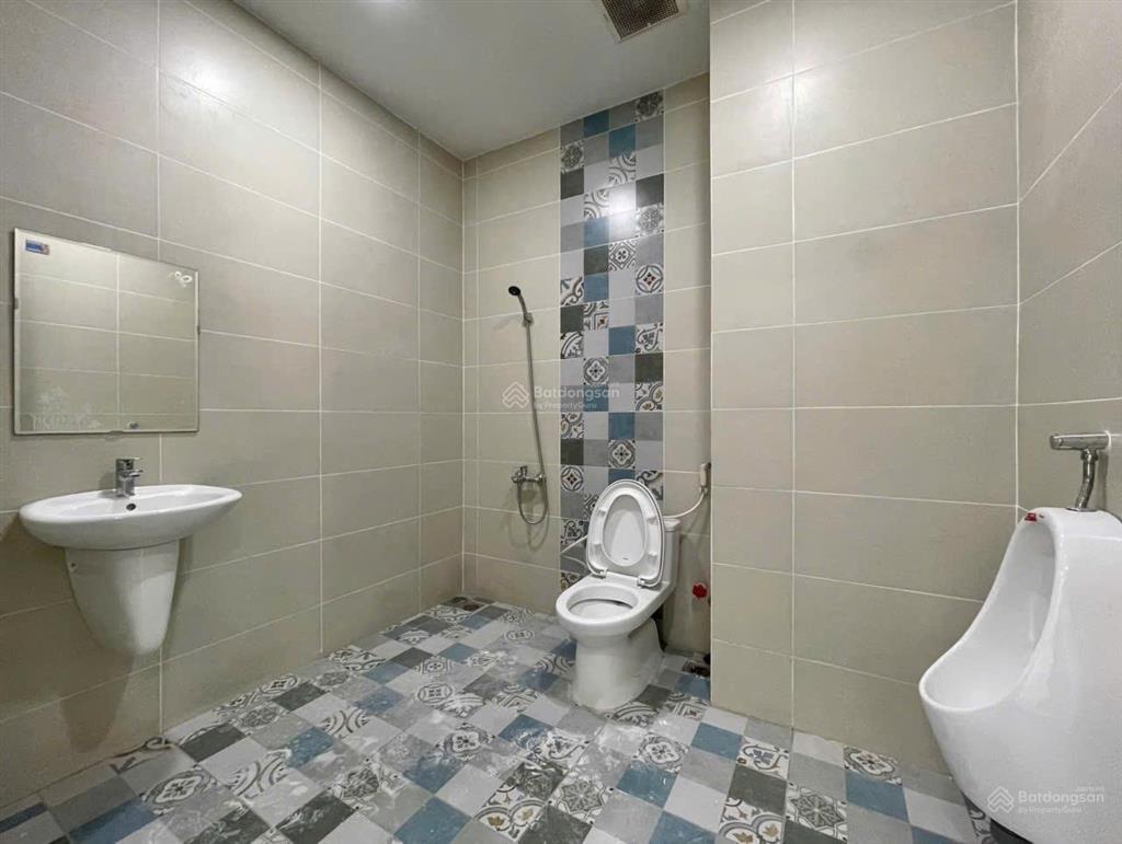 Cho thuê văn phòng 40m2  vạn phúc. ban công lớn, thang máy, máy lạnh, wc ngoài, hầm xe. giá 8,5 tr