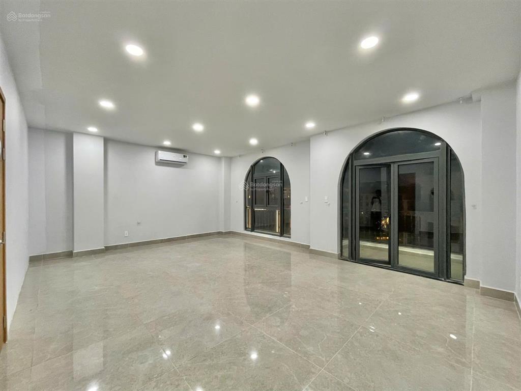 Cho thuê văn phòng 40m2  vạn phúc. ban công lớn, thang máy, máy lạnh, wc ngoài, hầm xe. giá 8,5 tr