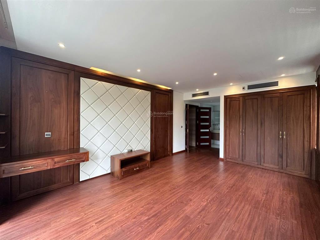 Cho thuê biệt thự 200m2*4 tầng 1 hầm thang máy vị trí đẹp nhất kđt hoàng quốc việt, nghĩa đô