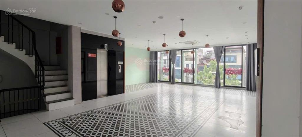 Cho thuê tòa nhà 100m2*8 tầng mặt phố nguyễn văn huyên, cầu giấy  125tr/tháng