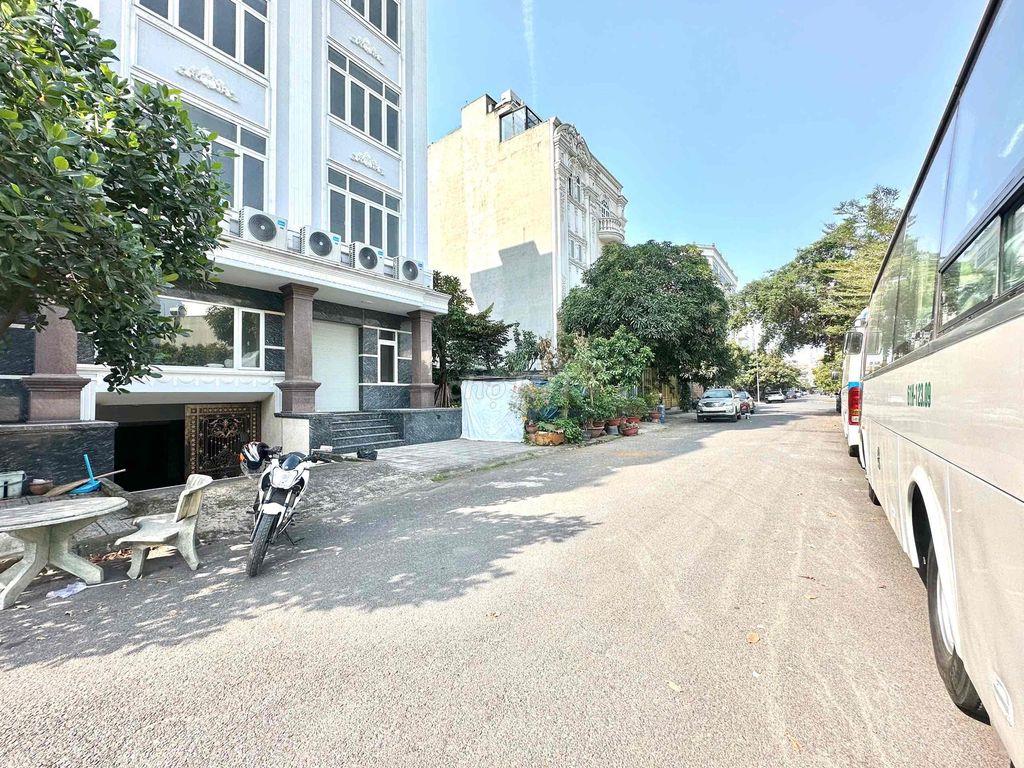 1 tầng hầm . 4 lầu . Dt : 200m 1sàn . 2 mặt tiền  Đường lí thường kiệt