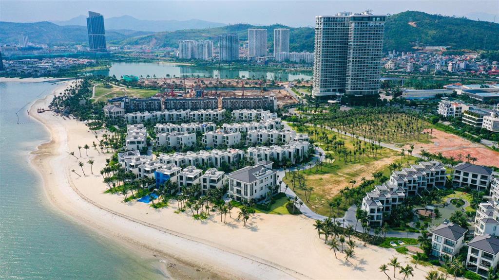 Biệt thự biển bãi cháy, hạ long, sổ hồng vĩnh viễn, đã xây dựng xong, khu compound, 1 bước chạm cát