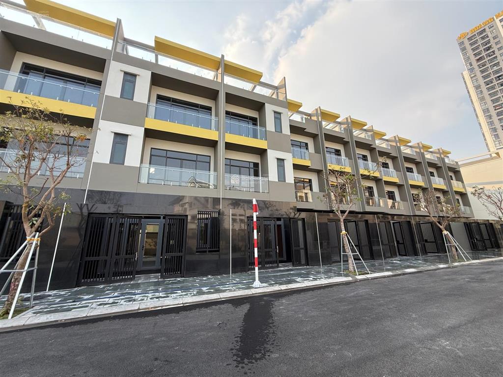 Bán nhanh căn nhà phố mặt tiền bình thung, liền kề metro số 1, vành đai 3 tphcm