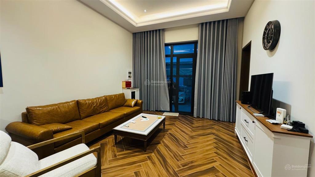 Cần bán căn nhà vườn mái nhật  mặt sàn 160mv  dt đất hơn 3000mv  sau  trung tâm thị trấn đất đỏ