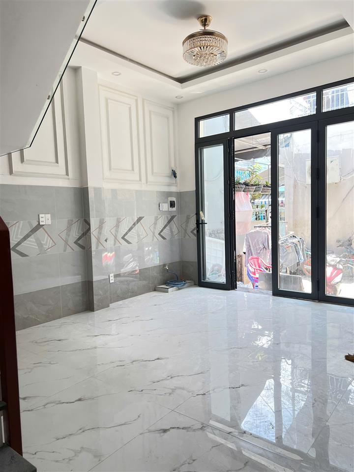 Nhà mới 3 tầng nở hậu 6.5m ngay chợ Ba Đình P10Q8. Giá: 5.38 tỷ