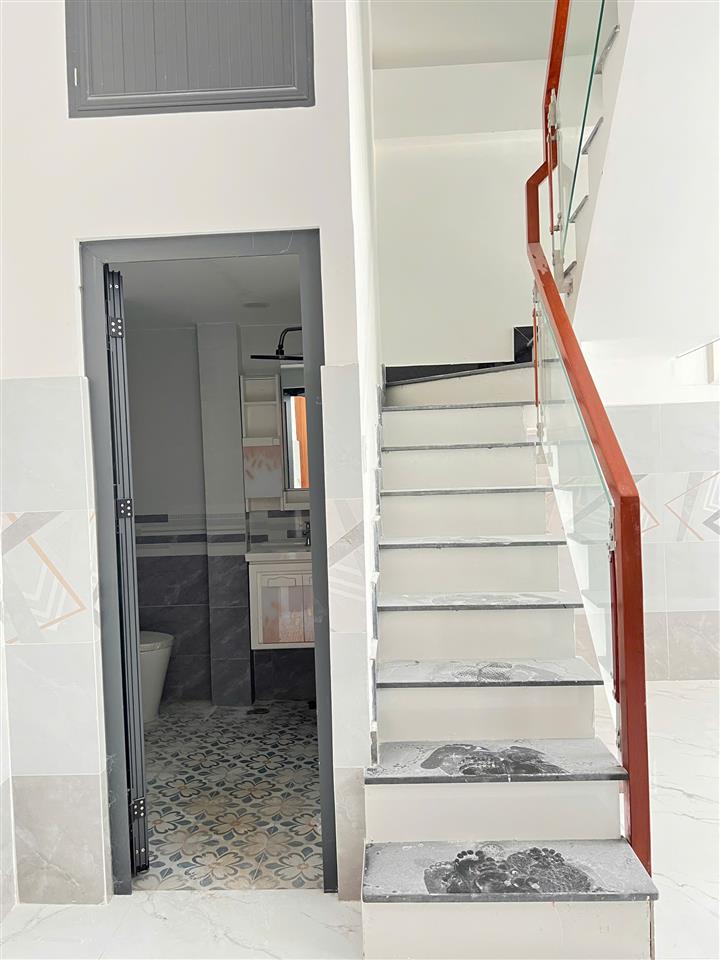 Nhà mới 3 tầng nở hậu 6.5m ngay chợ Ba Đình P10Q8. Giá: 5.38 tỷ