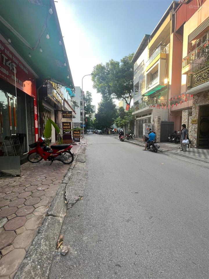 Bán nhà bà triệu 48m view công viên giá chỉ hơn 11 tỷ, nhà dân xây ở ngay.