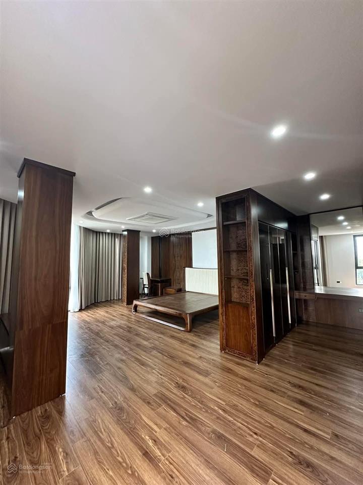 Bán nhà bà triệu 48m view công viên giá chỉ hơn 11 tỷ, nhà dân xây ở ngay.