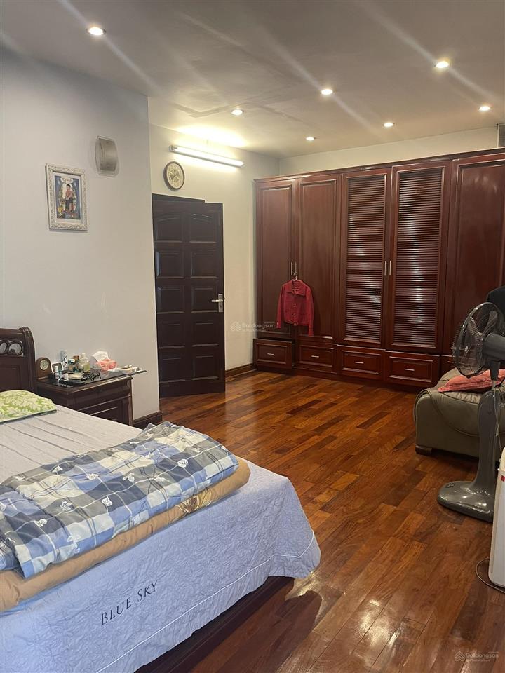 Cần bán căn nhà 5 tầng chính chủ, vị trí đắc địa trung tâm làng hoa ngọc hà, phường ba đình
