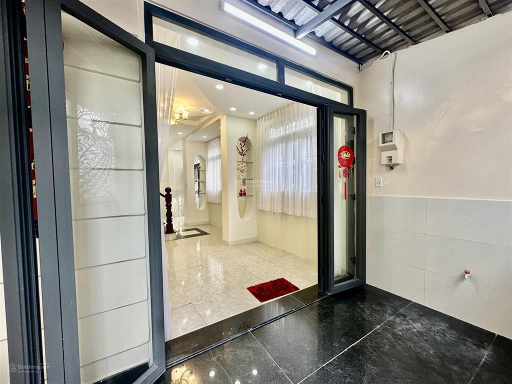 Nhà góc 3 tầng mới đẹp đường dương bá trạc p2, q8.