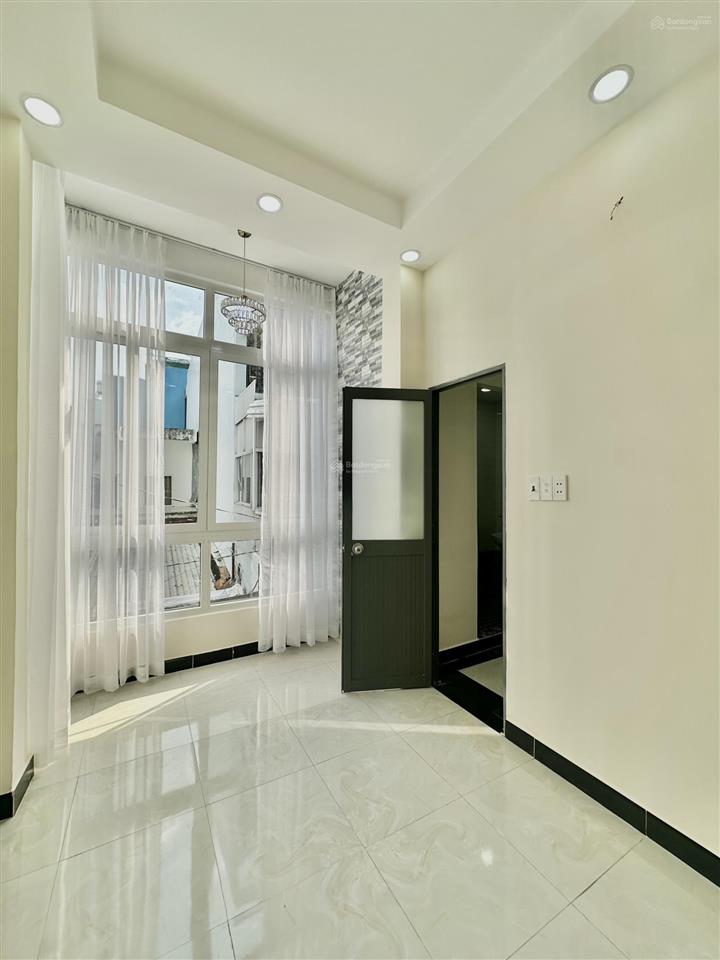 Nhà góc 3 tầng mới đẹp đường dương bá trạc p2, q8.