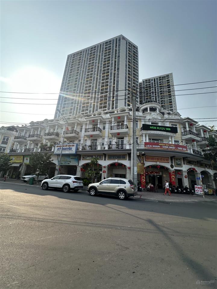 Nhà 3 tầng mới đẹp  lô 6x20  mặt tiền kdc bình hưng ngay kế bên phố pegasuite tạ quang bửu