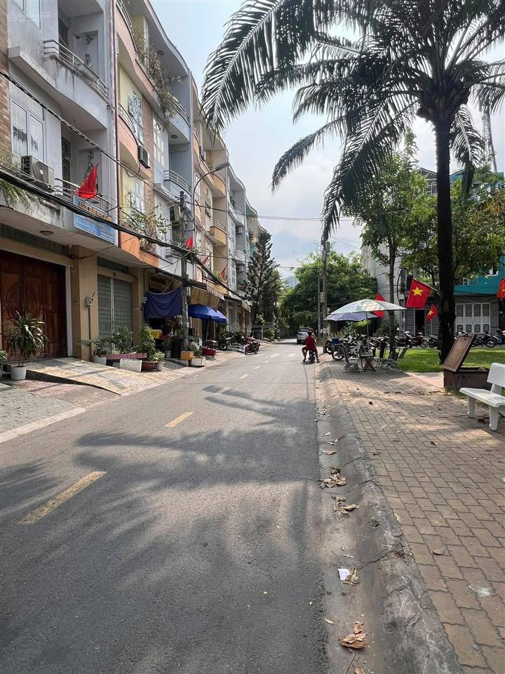 Nhà đẹp như mới, vị trí đẹp, mặt tiền đường khu dân cư tạ quang bửu