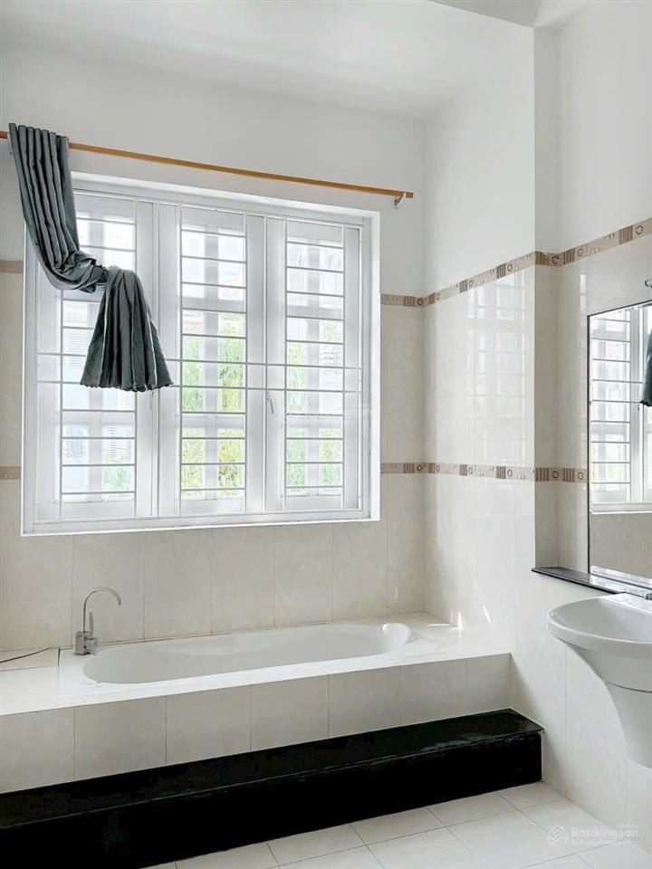 Nhà 3 tầng đẹp như mới mặt tiền đường khu dân cư phong phú 5