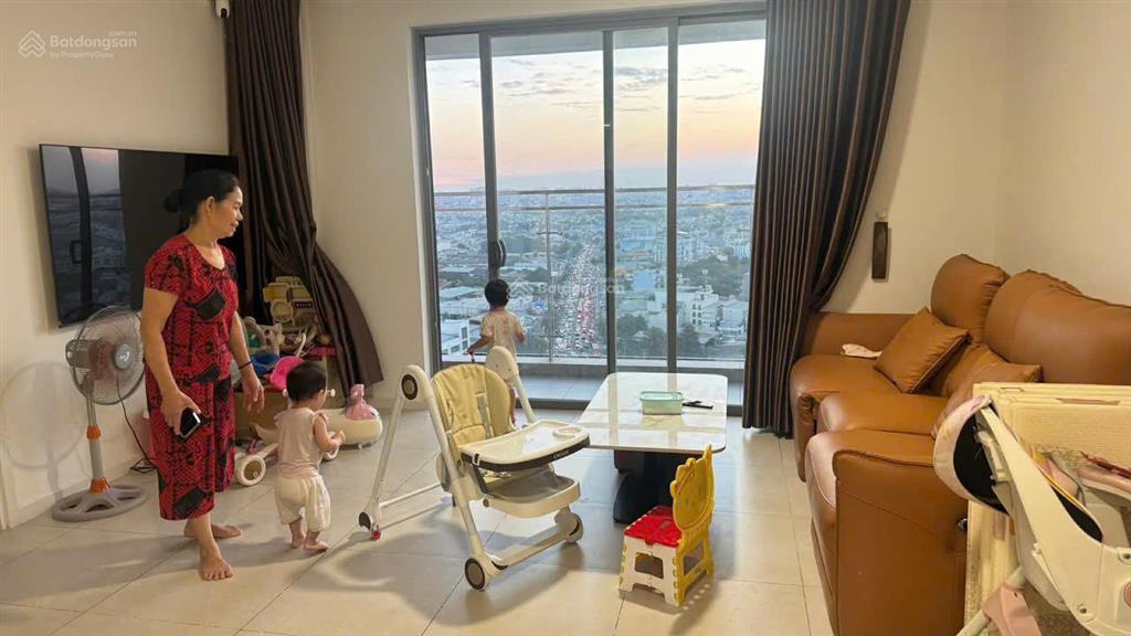 Kẹt tiền bán căn 3pn diện tích 102m2 tầng 20 full nội thất bán 7ty950  view sôg sg, xem nhà 24/07