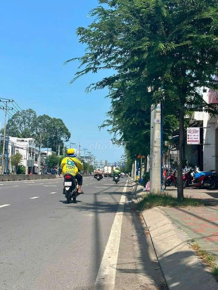 nhà dt.5*50 mặt tiền đường lớn 
