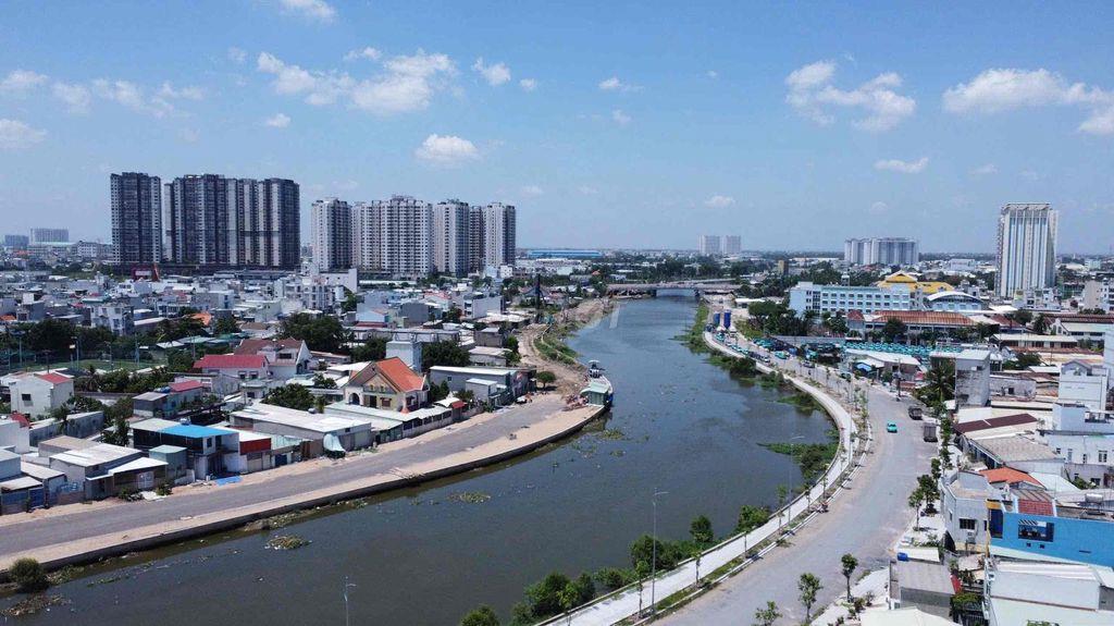 vị trí vàng ngay vòng xoay an lạc 位置优越，带储物空间的房子