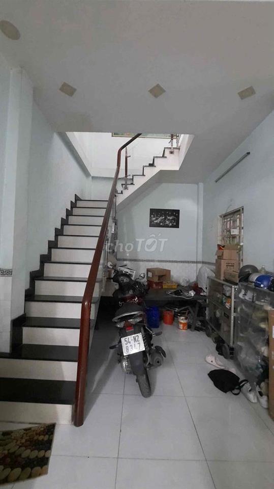 vị trí vàng ngay vòng xoay an lạc 位置优越，带储物空间的房子