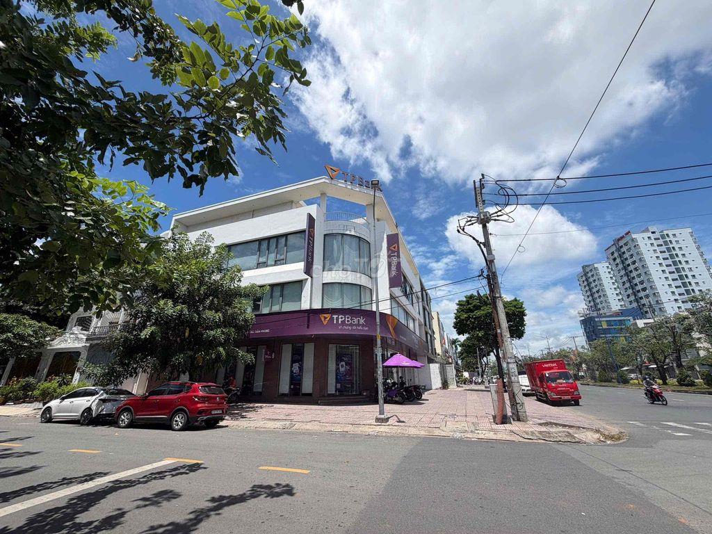 CHO THUÊ TOÀ NHÀ GÓC 2 MT 街角建筑出租，有两个临街面。